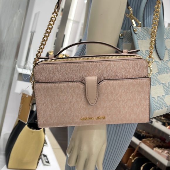 Michael Kors Women Medium Double Zip Phone Crossbody
Light Powder Blush … - Picture 5 of 16